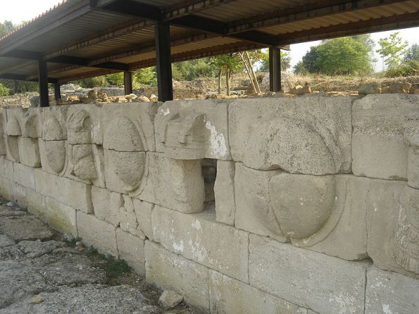 ΔΙΟΝ: Ασπίδες που αφιέρωσε ο Μέγας Αλέξανδρος για τη νίκη του επί των Περσών στο Γρανικό Ποταμό. Βρίσκονται στον Αρχαιολογικό Χώρο του Δίου.