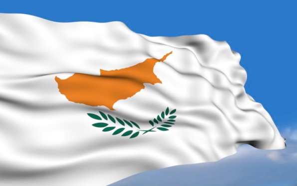 Κυπριακή σημαία ανεμίζουσα